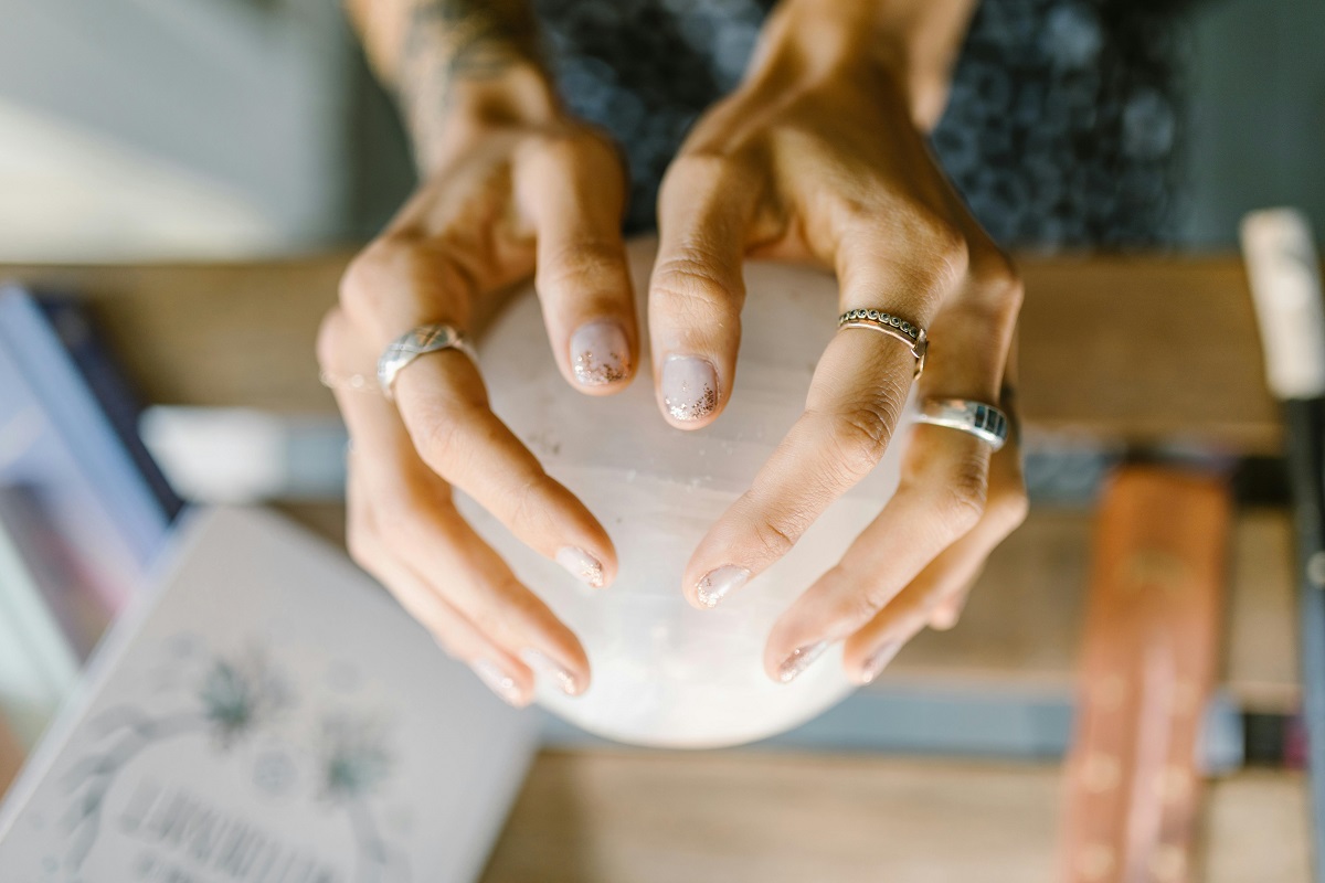 Astro Nails, czyli paznokcie, które przyciągają dobrą energię. Jak dopasować manicure do znaku zodiaku?